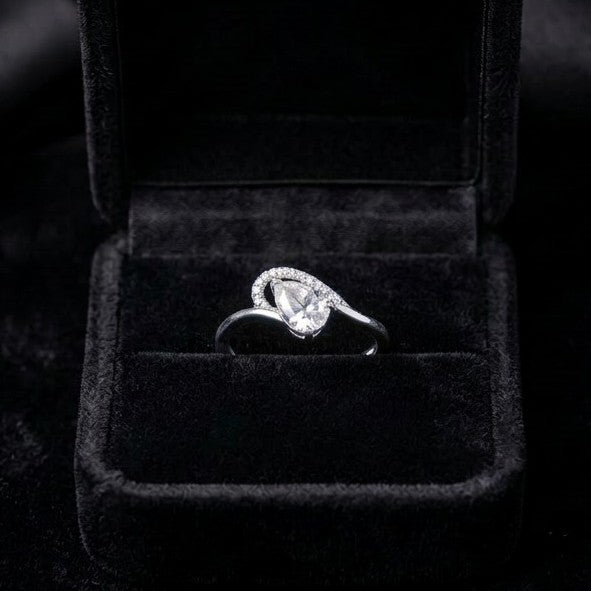 A gentle curve that flows with effortless elegance, the Celene Flow Ring captures the beauty of movement in its most refined form. The softly arched design embraces a radiant stone, creating a delicate sparkle that feels both modern and timeless.