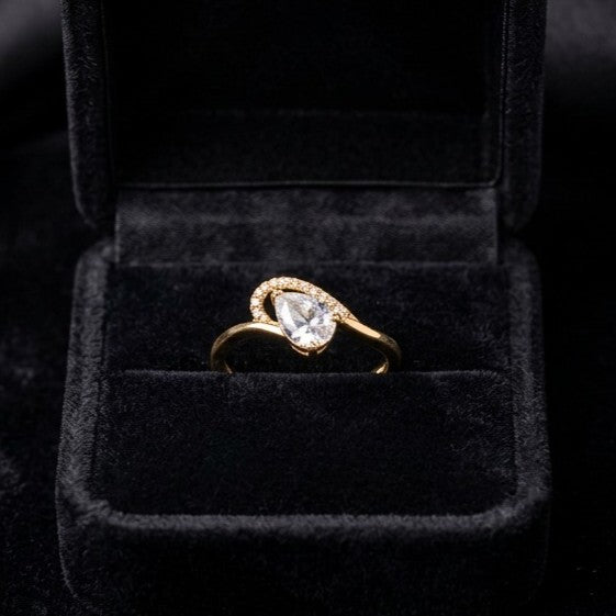 A gentle curve that flows with effortless elegance, the Celene Flow Ring captures the beauty of movement in its most refined form. The softly arched design embraces a radiant stone, creating a delicate sparkle that feels both modern and timeless.