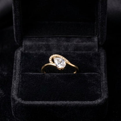 A gentle curve that flows with effortless elegance, the Celene Flow Ring captures the beauty of movement in its most refined form. The softly arched design embraces a radiant stone, creating a delicate sparkle that feels both modern and timeless.