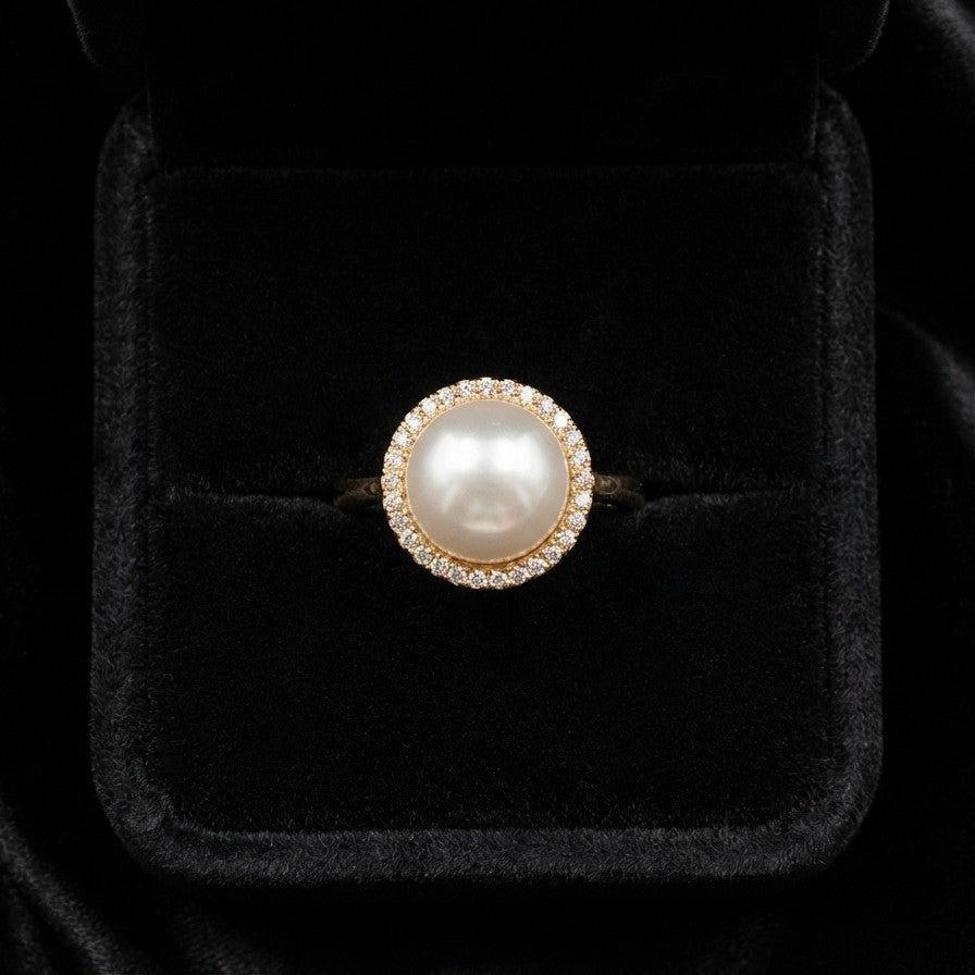A timeless symbol of elegance, the Pearl Crown Ring brings together the softness of a luminous pearl and the brilliance of a delicate halo. Framed like a crown, its radiant design adds a graceful glow to every gesture.