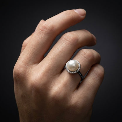 A timeless symbol of elegance, the Pearl Crown Ring brings together the softness of a luminous pearl and the brilliance of a delicate halo. Framed like a crown, its radiant design adds a graceful glow to every gesture.