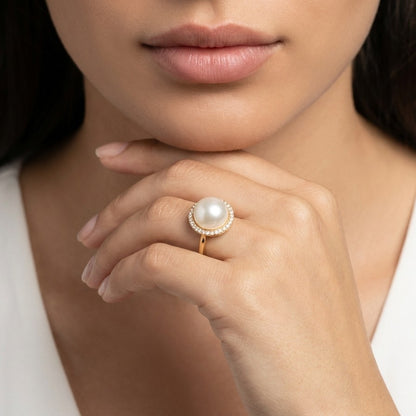 A timeless symbol of elegance, the Pearl Crown Ring brings together the softness of a luminous pearl and the brilliance of a delicate halo. Framed like a crown, its radiant design adds a graceful glow to every gesture.A timeless symbol of elegance, the Pearl Crown Ring brings together the softness of a luminous pearl and the brilliance of a delicate halo. Framed like a crown, its radiant design adds a graceful glow to every gesture.