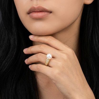 Command the room with the Seraphina Spear Ring, a piece that artfully blends sharp modern lines with the timeless luster of a pearl. This avant-garde design features a striking "spear" motif that directs all eyes toward a magnificent focal point, creating a look that is both edgy and undeniably sophisticated.